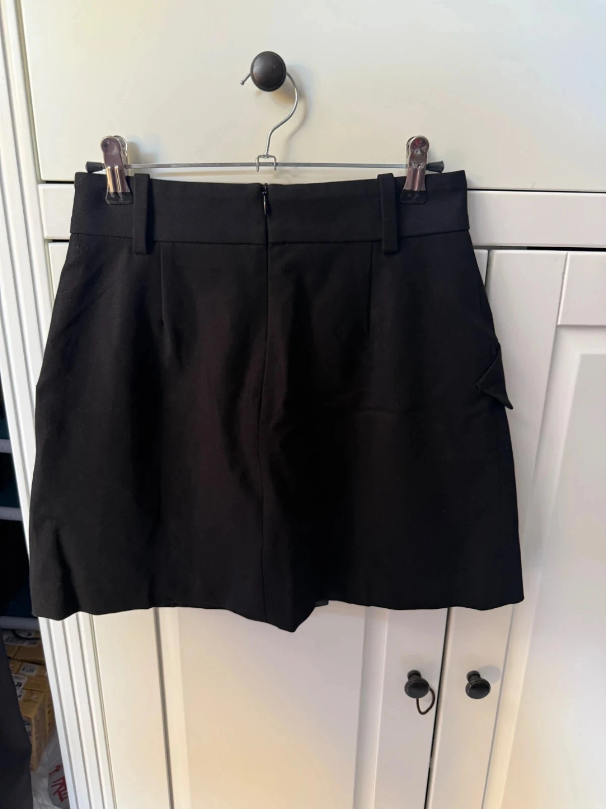 Saia preta Maje Tamanho 36 Corte trapézio, bolsos, botões dourados – photo 3